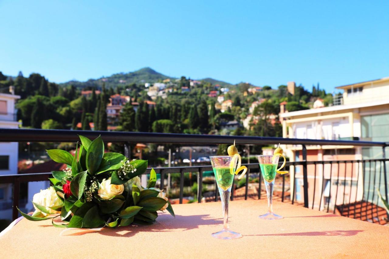 Hotel Alla Fontanella อาลัสซิโอ ภายนอก รูปภาพ