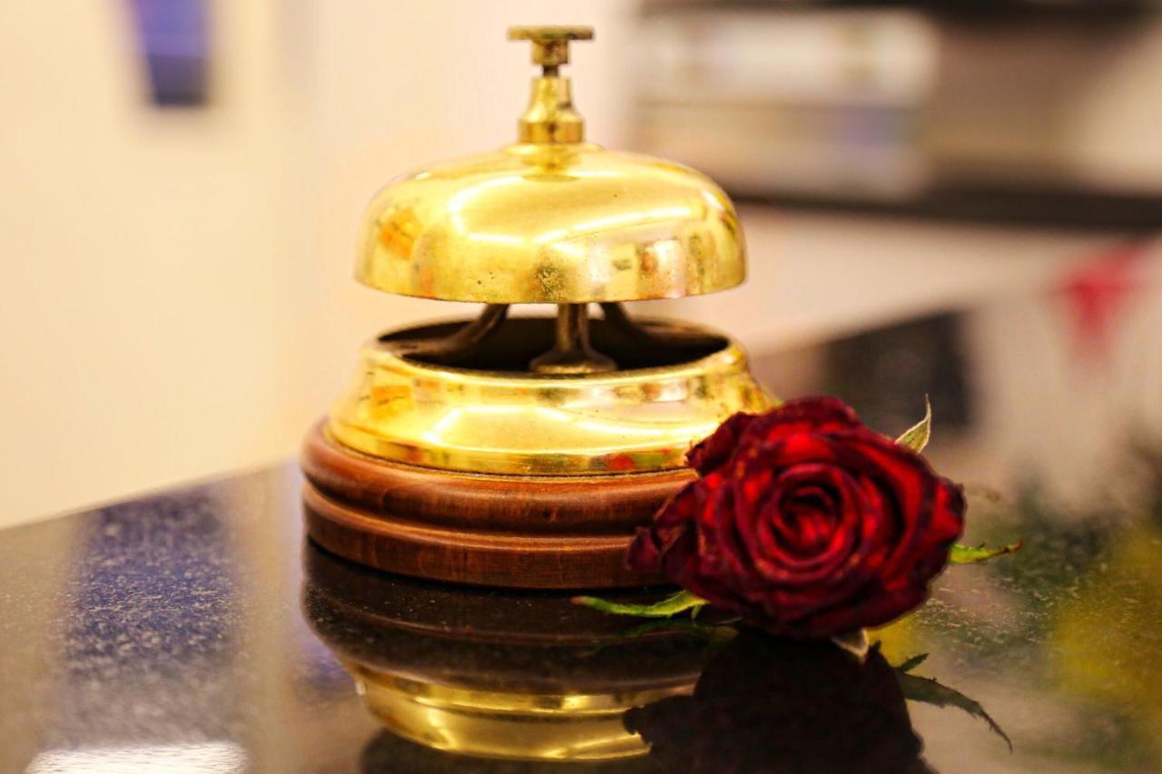 Hotel Alla Fontanella อาลัสซิโอ ภายนอก รูปภาพ